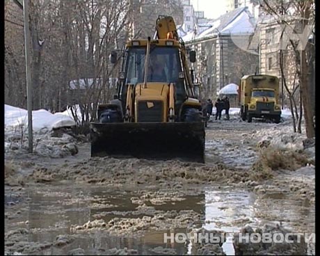 Не опять, а снова. В Екатеринбурге - очередное коммунальное ЧП: холодной водой затопило дорогу и несколько домов